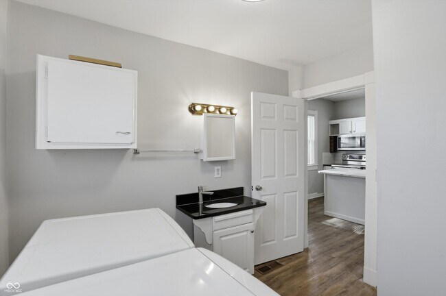 Building Photo - 512 N Beville Ave