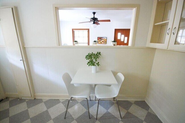 Building Photo - 407 E Annie St