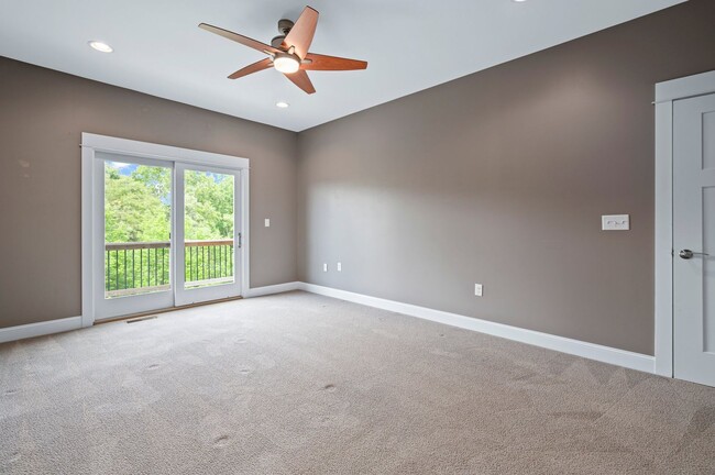 Building Photo - Beautiful & Modern 3-Bedroom Townhome near...
