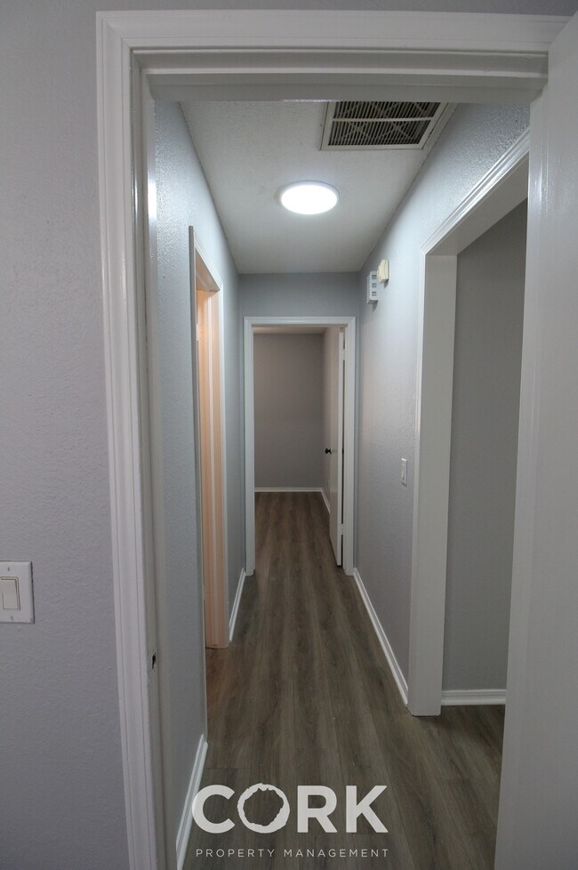 Building Photo - 708 Teal Pl