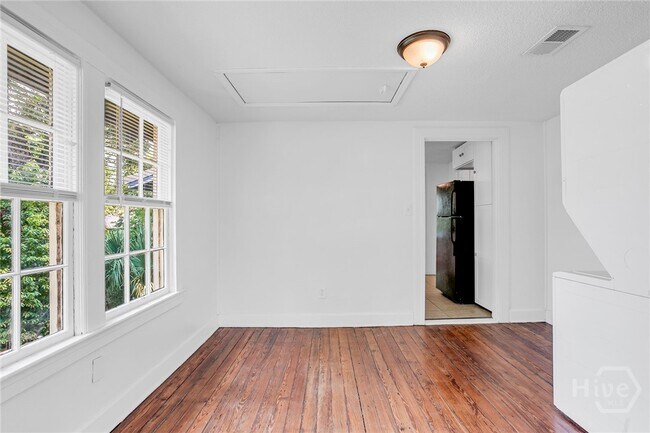 Building Photo - 906 E 39th St