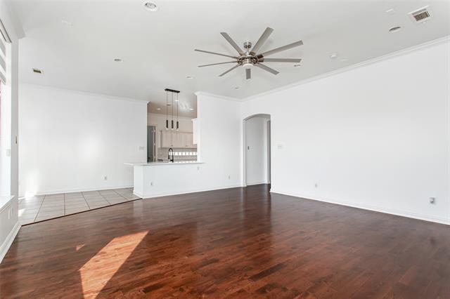 Building Photo - 2000 Le Mans Dr