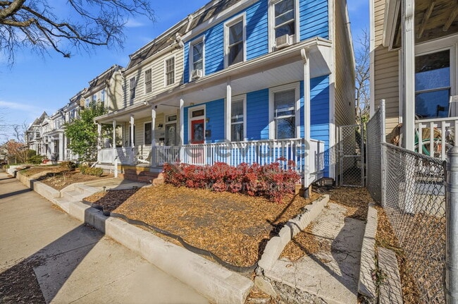 Building Photo - 2206 Parkwood Ave