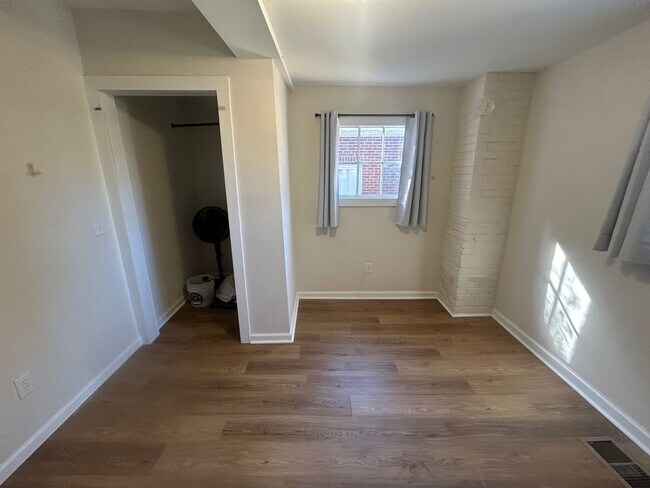 Building Photo - 827 Silver St