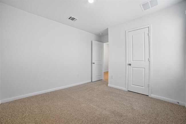 Building Photo - 445 Mustang Dr