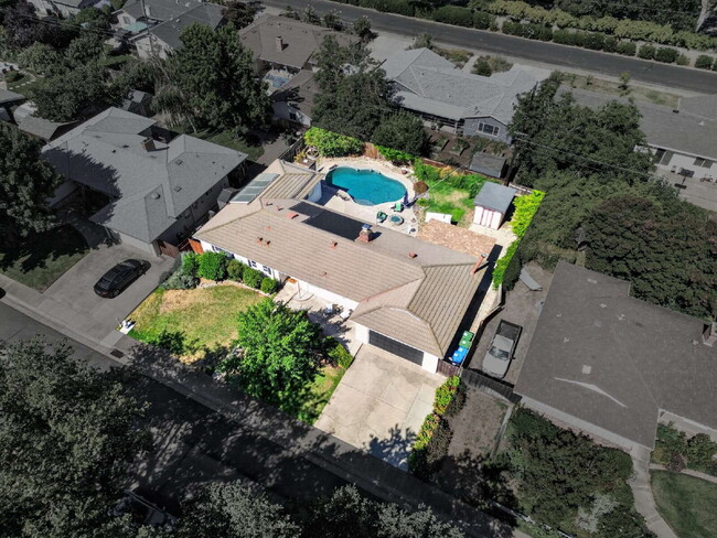 Building Photo - Spacious 4-Bed Oasis with 2 Full Baths