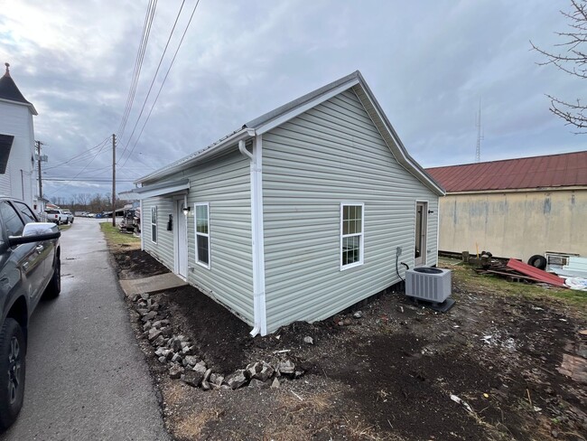 Building Photo - Low-Maintenance Living: 2-Bed in Lawrenceburg