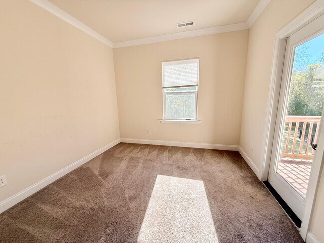 Building Photo - 127 Heathbrook Ln