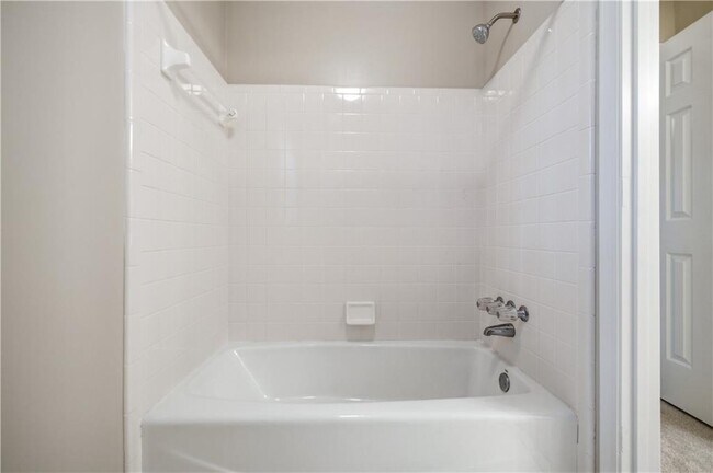 Building Photo - 5525 Hampstead Way