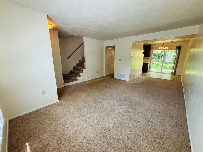 Building Photo - 2 Bedroom, 1.5 Bath Townhouse