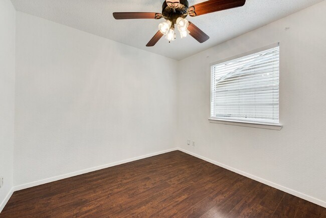 Building Photo - Completely renovated charming 3-Bed, 2-Bat...