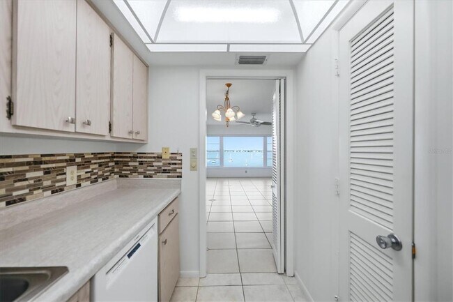 Building Photo - 555 S Gulfstream Ave