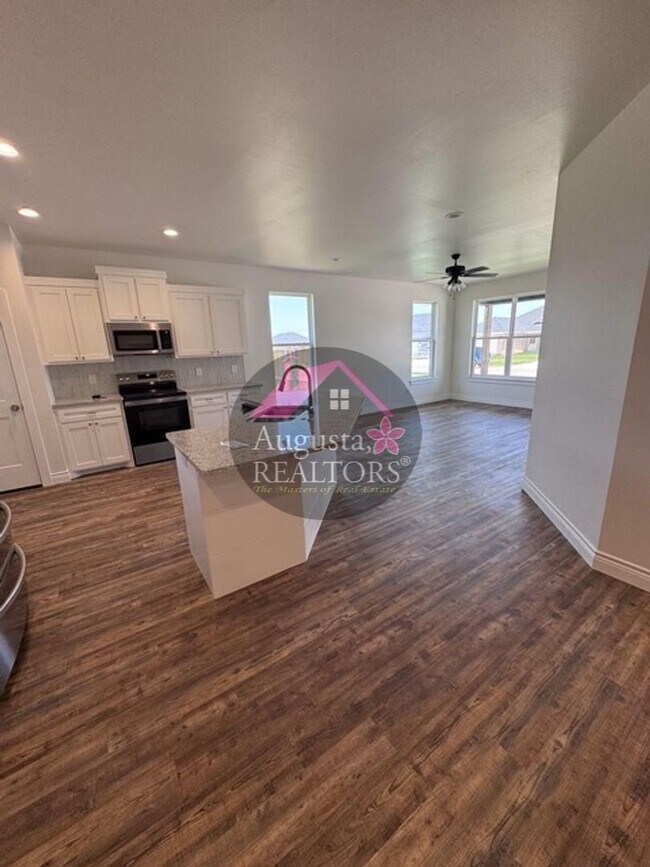 Building Photo - Sawdust Duplex