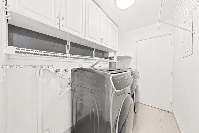 Building Photo - 9674 Fontainebleau Blvd