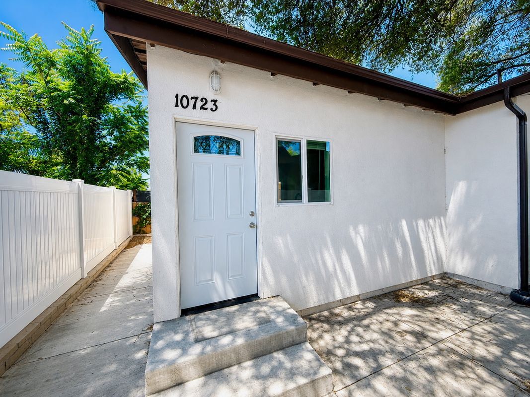 Building Photo - 10723 Rhodesia Ave