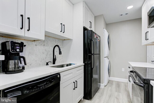 Building Photo - 273 S Pickett St