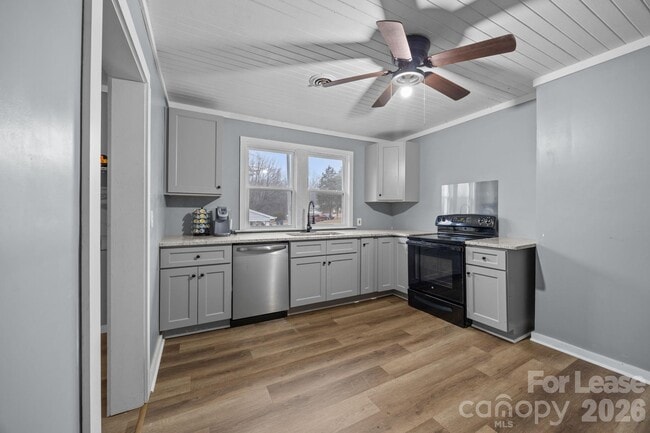 Building Photo - 713 2nd St Pl SW