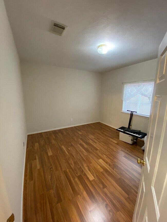 Room 2 - 16534 Wheatfield Dr