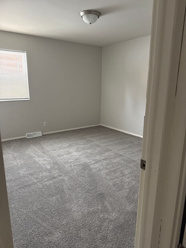 Building Photo - Eastside Apartment Evansville