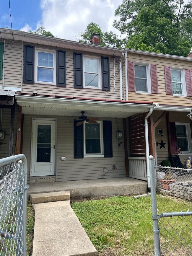 Primary Photo - Newly Updated 4 Bedroom 1 Bathroom Townhom...