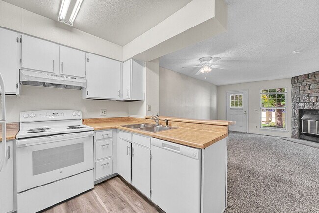 Building Photo - $1,465 - 2 Bed 1 Bath Townhome in Aurora with In Unit Laundry!