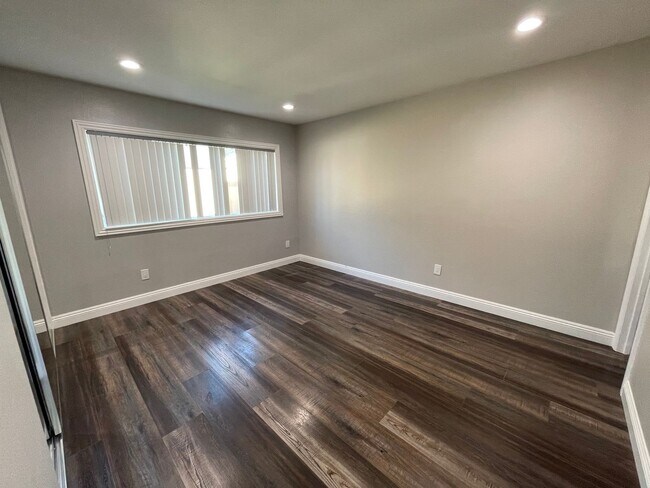 Building Photo - 3 Bedroom 2 Bathroom Home in Huntington Beach with Air Conditioning