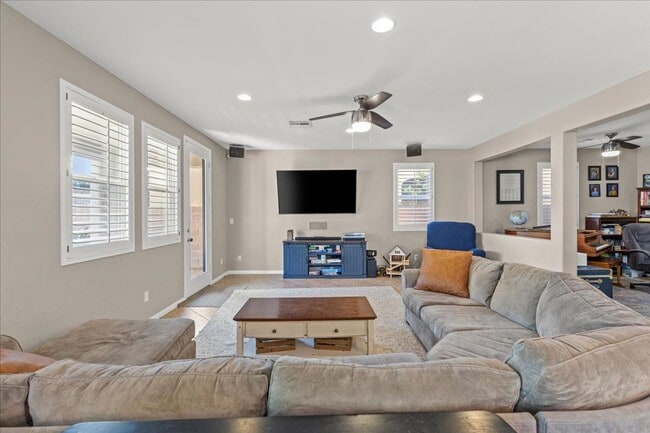Building Photo - 3 bedroom Home in Summerlin with a Large B...