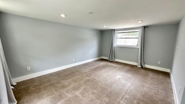 Building Photo - 318 S K St