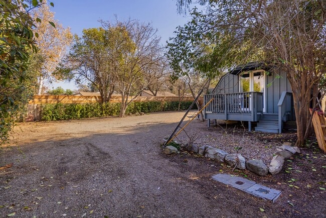 Building Photo - Ojai Funk Zone Hideaway