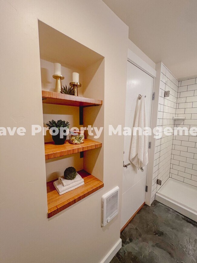 Building Photo - Newly Renovated Basement Suite with High-E...