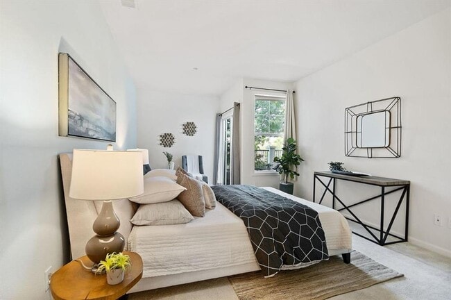 Building Photo - Gorgeous 2 Bed 2 Bath Dublin Townhome with Amenities! Centrally Located!