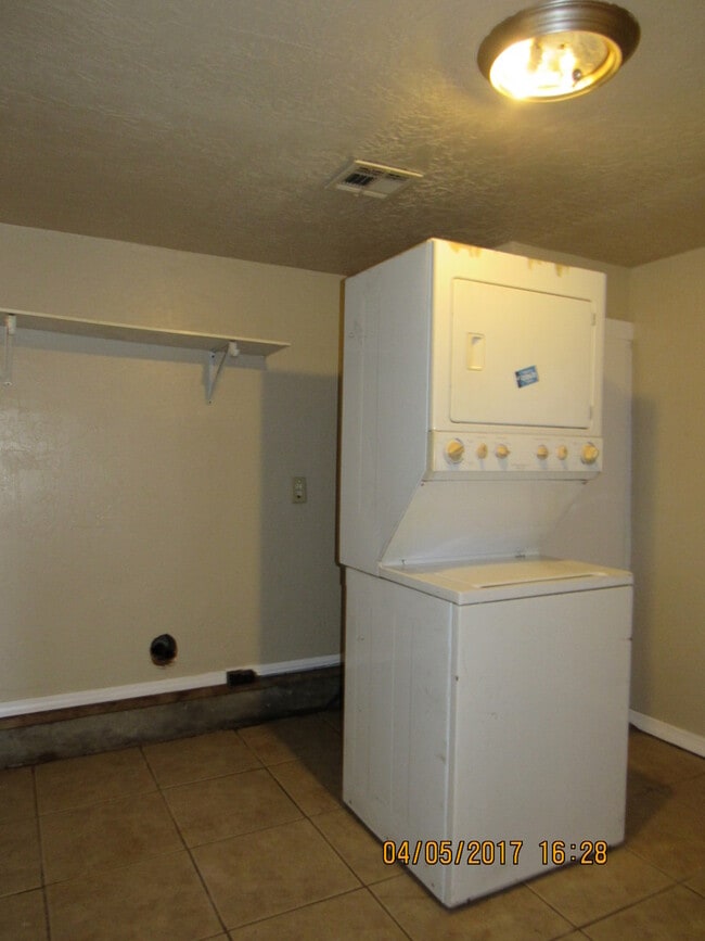 Building Photo - Pet Friendly :) SECTION 8 ACCEPTED!