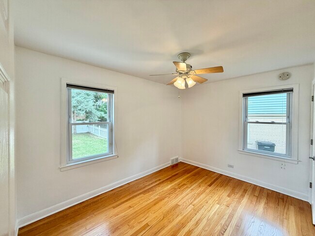 Building Photo - 5816 W Greenleaf Ave
