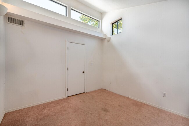 Building Photo - 6517 San Francisco Rd NE