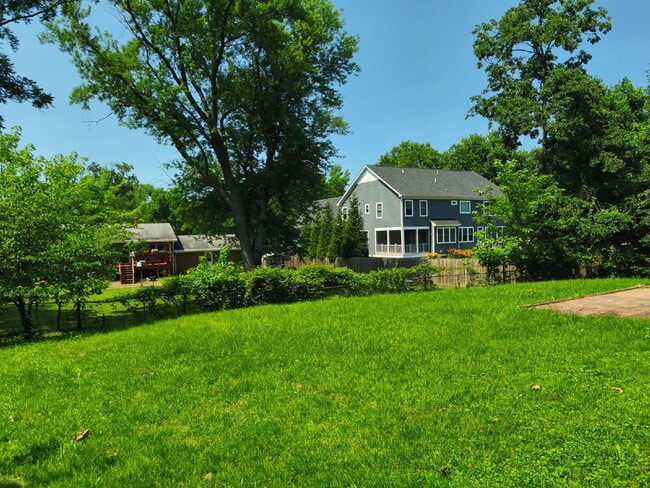 Building Photo - Centrally Located McLean Home with Ample S...