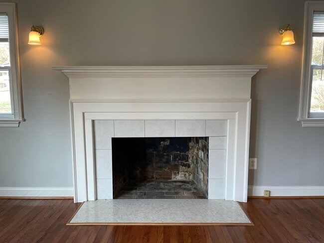 Building Photo - Cheerful 3 Bedroom 2 Bathroom With Office And Spacious Fenced Yard In Beautiful Pimmit Hills