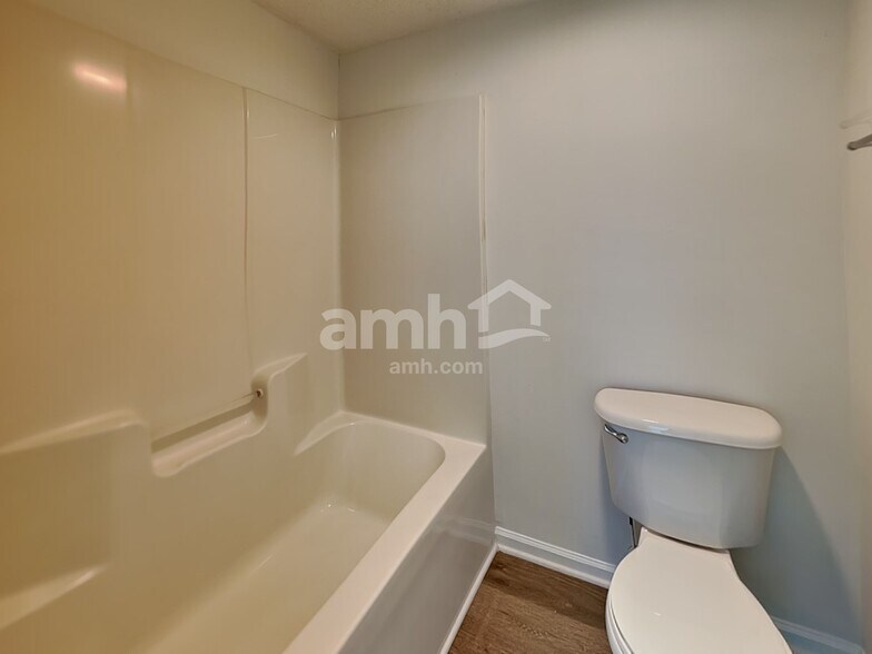 Building Photo - 5765 Regent Village Dr