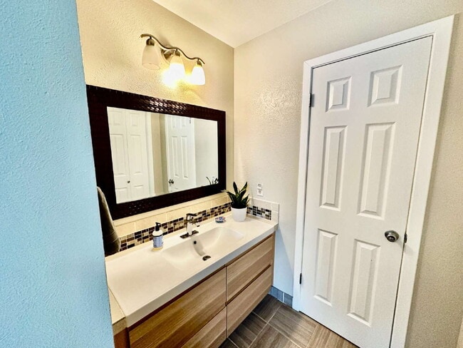 Building Photo - Available Now!  Wonderful 3-Bed Townhome Near Waneka Lake!