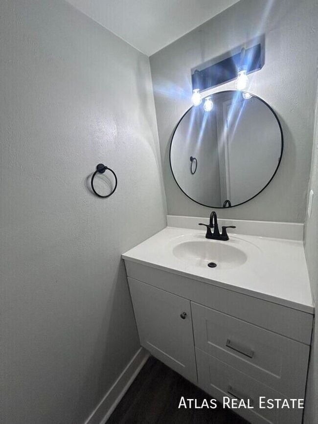 Building Photo - 551 S Fairfax St