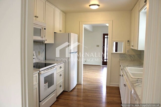 Building Photo - Bright 2 Bedroom 1 Bath Craftsman in Desir...