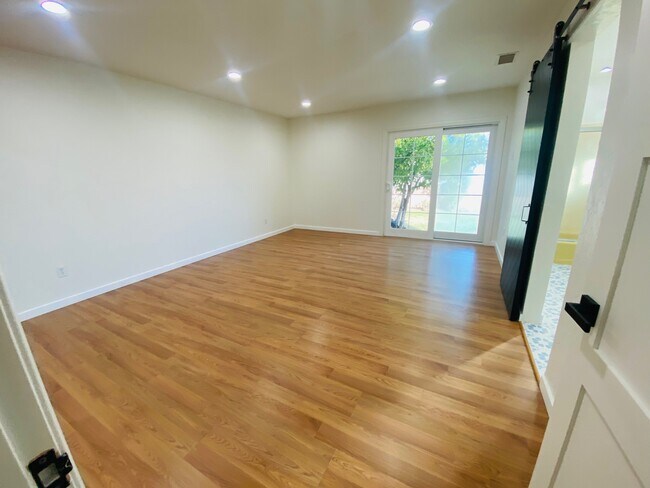 Building Photo - 6004 Lindley Ave