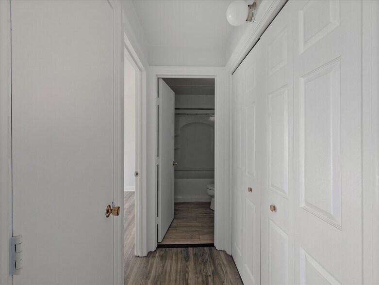 Building Photo - 350 S Main St