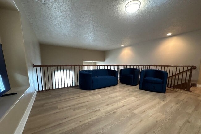 Building Photo - Spacious 5-bedroom, 3-bathroom short-term ...