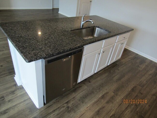 Building Photo - 2155 Ainsley Dr