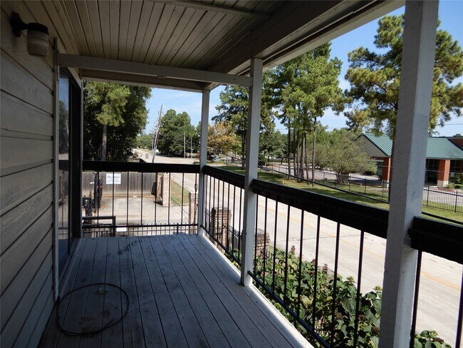 Building Photo - 17401 Red Oak Dr