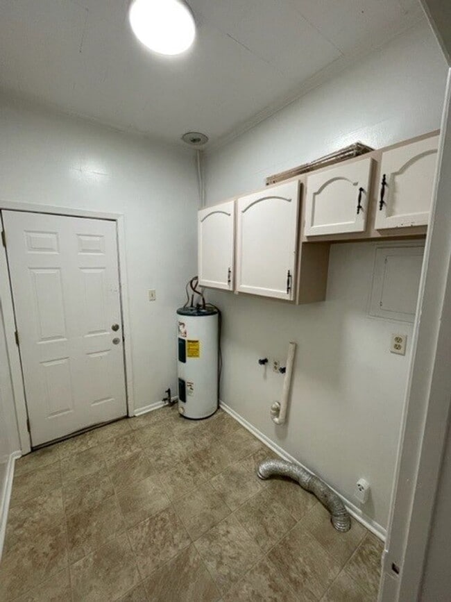 Building Photo - 806 E University Ave