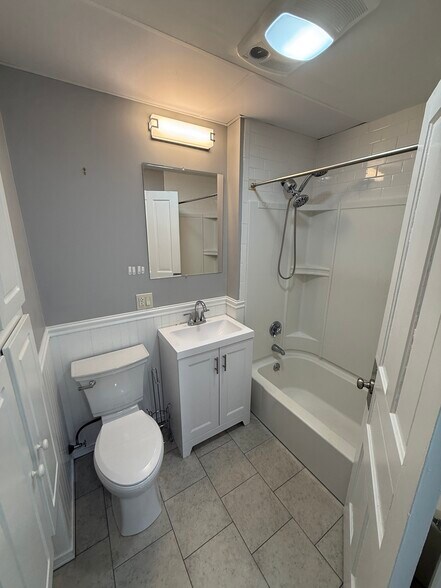 Building Photo - 148 Vernon St