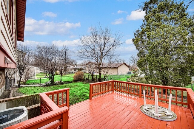 Building Photo - 4 Bed 2.5 Bath in Des Plaines