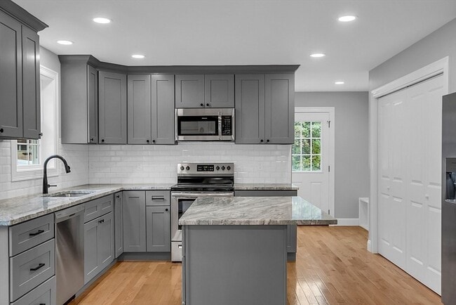 Building Photo - 74 Smith St