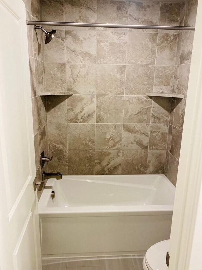 Building Photo - Gorgeous Newer Home!